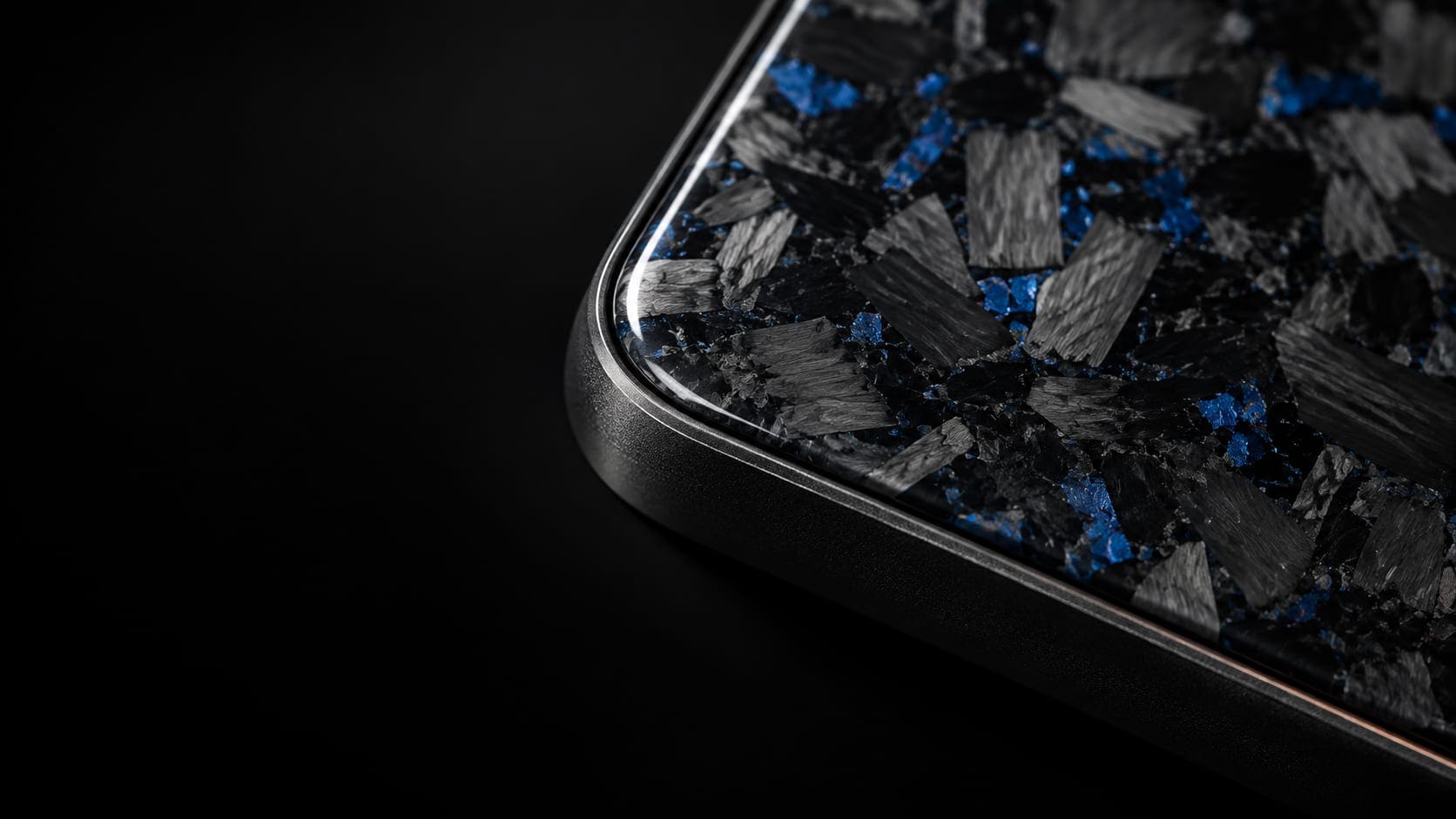 Угол чехла из кованого карбона на iPhone