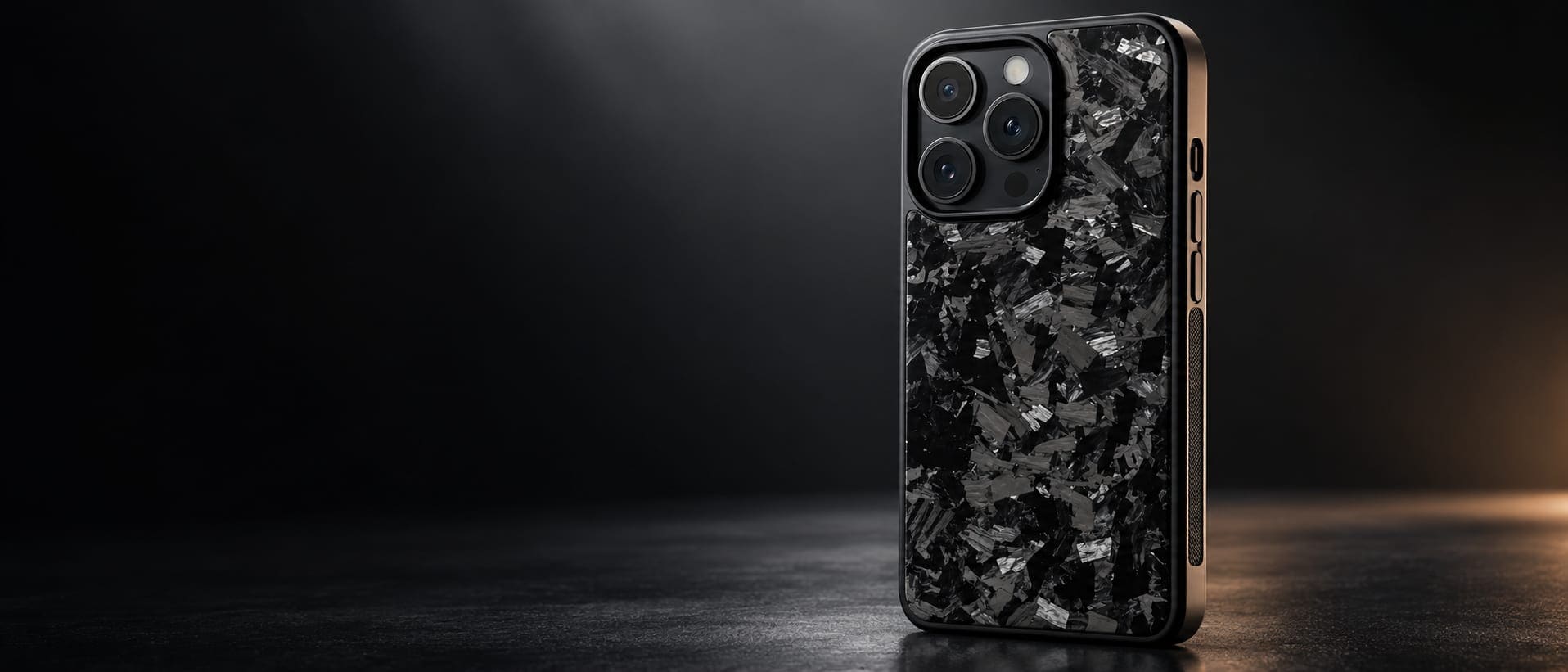 Чехол из кованого карбона на iPhone в контровом свете